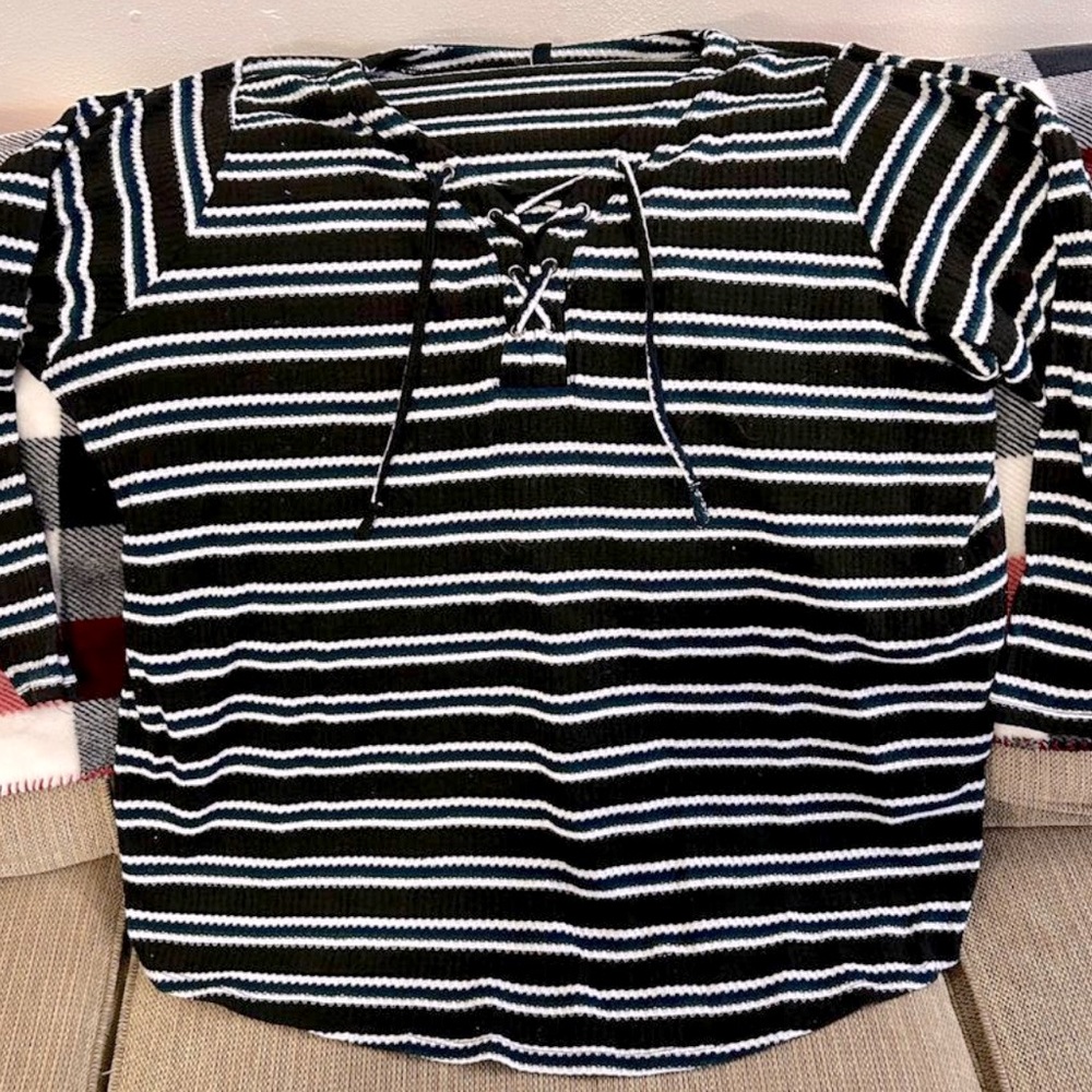 Size 5 Long Sleeve Torrid Top. Great Condition! Black, white, and pine green.